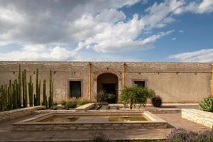 modelo escola Cidade mineral de pozos dentro guanajuato, México, com flores e cacto cacto foto