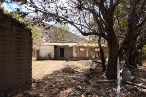 a abandonado rural casa dentro a montanhas com cacto foto