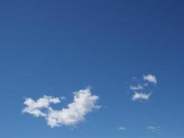 azul céu com solitário nuvens foto