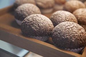 pão na prateleira da padaria de um supermercado foto