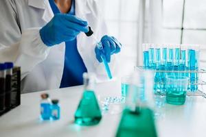 masculino biotecnologista teste Novo químico substâncias dentro laboratório. foto