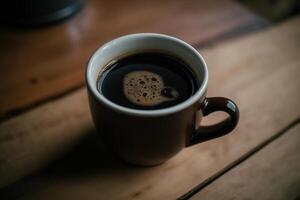 uma copo do quente Preto café em uma de madeira mesa, dentro uma vintage atmosfera. ai gerado foto