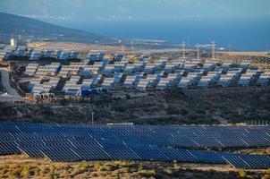 uma campo do solar painéis foto