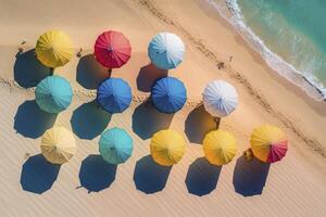 de praia guarda-chuvas alinhado em de praia verão luz aéreo Alto ângulo visualizar. generativo ai ilustração foto