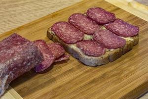 caseiro sanduíche com carne e pão em a mesa foto