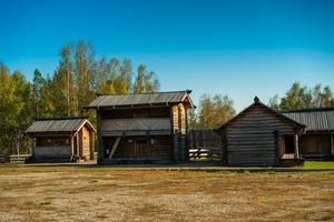 cabanas de madeira e edifícios em taltsy, irkutsk foto