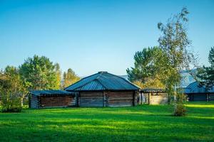 cabanas de madeira e edifícios em taltsy, irkutsk foto