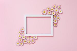 lindo floral arranjo. a esvaziar texto quadro, margarida flores em uma pastel Rosa fundo. dia dos namorados dia, páscoa, aniversário, feliz mulheres dia, mãe dia. plano deitar, topo visualizar, cópia de espaço foto