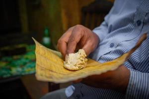 a era velho tradicional doce fazer compras indromohon doces às boro bazar molhado mercado dentro Khulna distrito.alguns Sandesh suave doce dentro uma banana folha placa. a popular doce fazer compras indromohon doces. foto