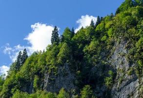 paisagem com montanhas e florestas com um céu azul nublado na abcásia foto