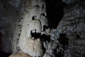 estalactites e estalagmites em novos athos em uma caverna na abcásia foto