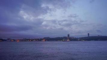 paisagem marítima com navios em um porto à noite em vladivostok, Rússia foto