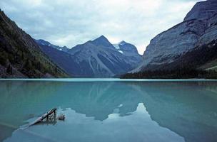 lago glacial nas montanhas foto