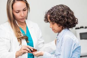 médico dando uma criança homeopático remédio foto
