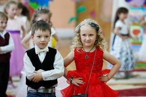 lindo Garoto e menina do pré escola era executar dentro Jardim da infância. foto