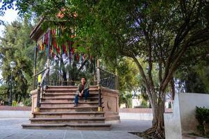 homem carrinhos dentro uma parque às mineral de pozos dentro México foto