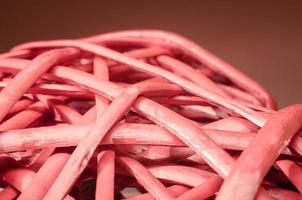 rattan de madeira vermelho, macro close-up, fundo abstrato foto