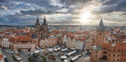 panorâmico aéreo Visão do velho Cidade quadrado dentro Praga em uma lindo verão dia, tcheco república. foto