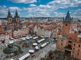 panorâmico aéreo Visão do velho Cidade quadrado dentro Praga em uma lindo verão dia, tcheco república. foto