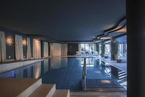 interior do luxo hotel com natação piscina foto