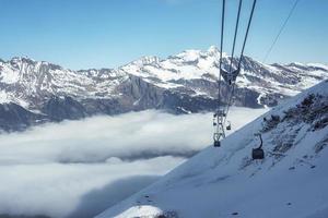 cabo carros comovente sobre neve coberto montanha às esqui recorrer foto