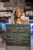 adolph guyer-zeller estátua com texto dentro Alpes túnel às jungfrau estrada de ferro foto