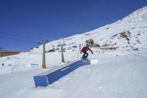 turista snowboard em montanha durante período de férias foto