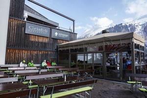 turistas às restaurante dentro frente do céu durante inverno período de férias foto