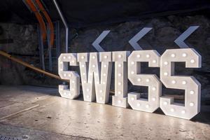 iluminado suíço texto estrutura às jungfrau estrada de ferro dentro Bernese Alpes foto