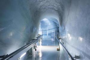 esvaziar trilha passagem através geleira túnel dentro gelo Palácio foto