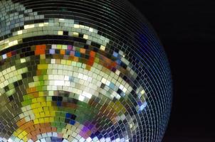 bola de discoteca colorida em fundo preto close-up foto