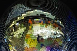 bola de discoteca colorida em fundo preto close-up foto