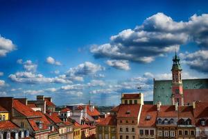 uma Visão a partir de acima do a Varsóvia velho cidade e a em torno da edifícios em uma verão dia foto