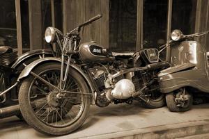 original velho vintage retro vintage motos em pé dentro a museu foto