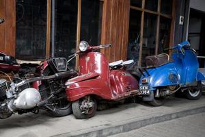 original velho vintage retro vintage motos em pé dentro a museu foto