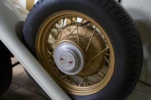 velho vintage metal detalhes carro dentro a museu fechar-se foto