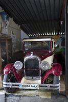 velho vintage metal detalhes carro dentro a museu fechar-se foto