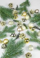 dourado Natal bolas, dourado cones e galhos do Natal árvore em luz fundo foto