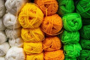a textura de fios de lã fofos multicoloridos para tricô.