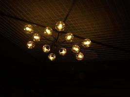 iluminação decoração em a teto do uma restaurante foto