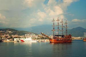 original panorama do a porta e cidade do alanya dentro Peru a partir de a mar foto