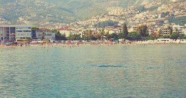 original panorama do a porta e cidade do alanya dentro Peru a partir de a mar foto