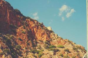 Mediterrâneo panorama e pedras dentro a turco cidade do alanya em uma caloroso verão tarde foto