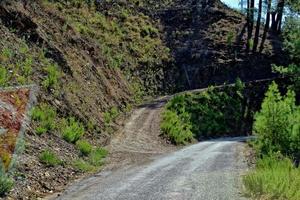 esvaziar cascalho estrada dentro a montanhas do Peru em uma caloroso verão dia foto