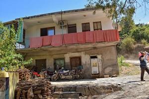 solteiro solitário branco casas de a turco altos dentro a montanhas foto