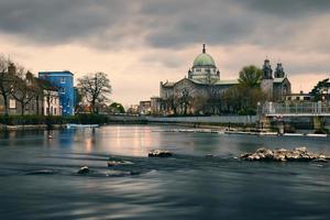 lindo paisagem urbana cenário com irlandês ponto de referência Galway catedral de a corrib rio às Galway cidade dentro Irlanda foto