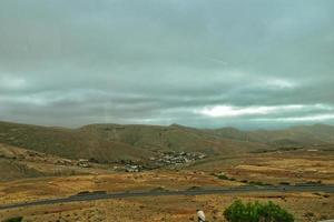 esvaziar misterioso montanhoso panorama a partir de a Centro do a canário ilha espanhol fuerteventura com uma nublado céu foto