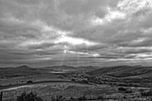 esvaziar misterioso montanhoso panorama a partir de a Centro do a canário ilha espanhol fuerteventura com uma nublado céu foto