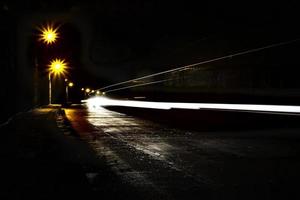 túnel escuro com trilhas claras foto