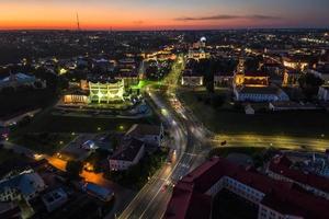 noite sobre estrada com carros com faróis em autoestrada. noite vida dentro grande cidade. olhando baixa em tráfego foto